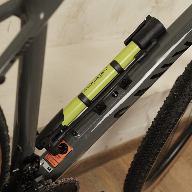 Pumpa ručna mini sa crevom i nosačem za bicikl 310mm 8 Bara - Carmotion 83509 - Image 10