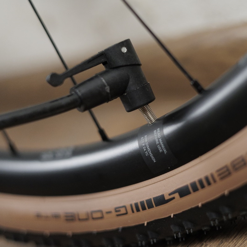 Pumpa ručna mini sa crevom i nosačem za bicikl 310mm 8 Bara - Carmotion 83509 - Image 9